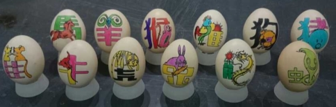 按节目组要求用"鸡蛋绘画机"绘制的十二生肖彩蛋