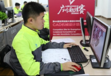 说明:25-CAD机械设计项目中国选手陈启佳认真比赛中。